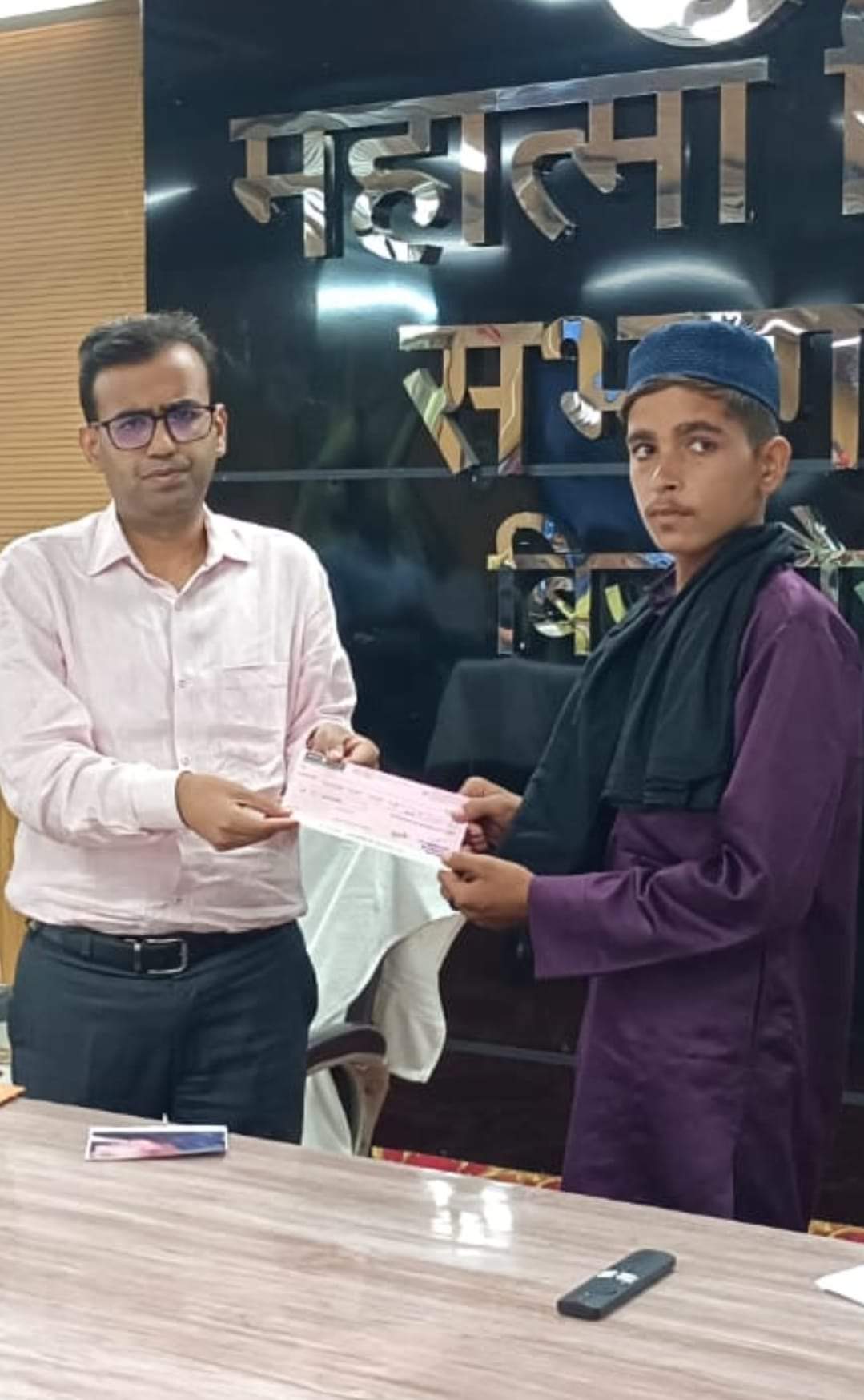 पुरुस्कृत करते हुए जिलाधिकारी पुरुस्कृत करते हुए जिलाधिकारी