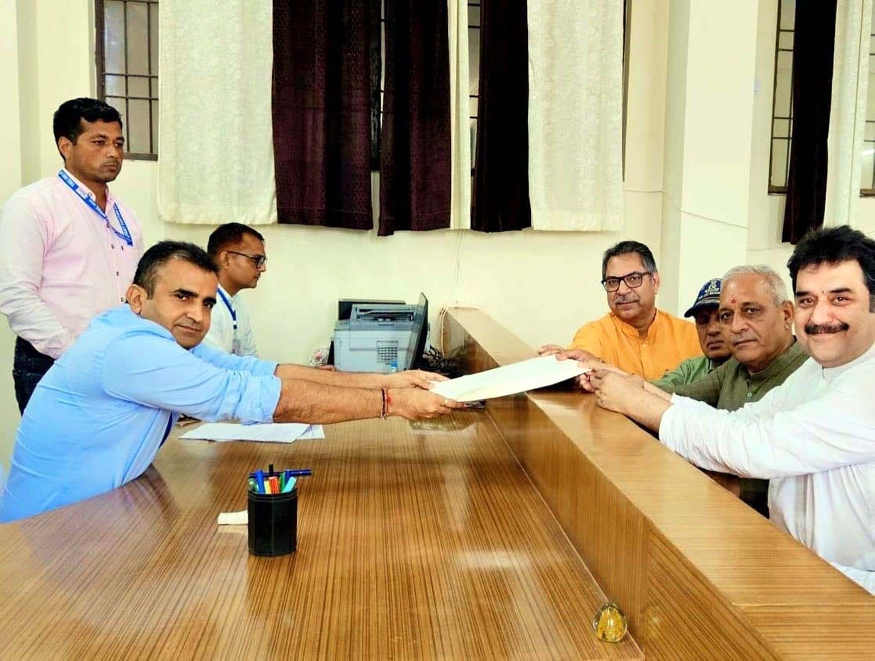 नामांकन करते रणबीर गंगवा व साथ उपस्थित डॉ. सतीश पूनिया, कुलदीप बिश्नोई व अन्य। नामांकन करते रणबीर गंगवा व साथ उपस्थित डॉ. सतीश पूनिया, कुलदीप बिश्नोई व अन्य।