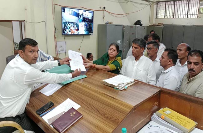 रेवाड़ी जिला में संबंधित आरओ के समक्ष अपना नामांकन दाखिल करते उम्मीदवार। रेवाड़ी जिला में संबंधित आरओ के समक्ष अपना नामांकन दाखिल करते उम्मीदवार।