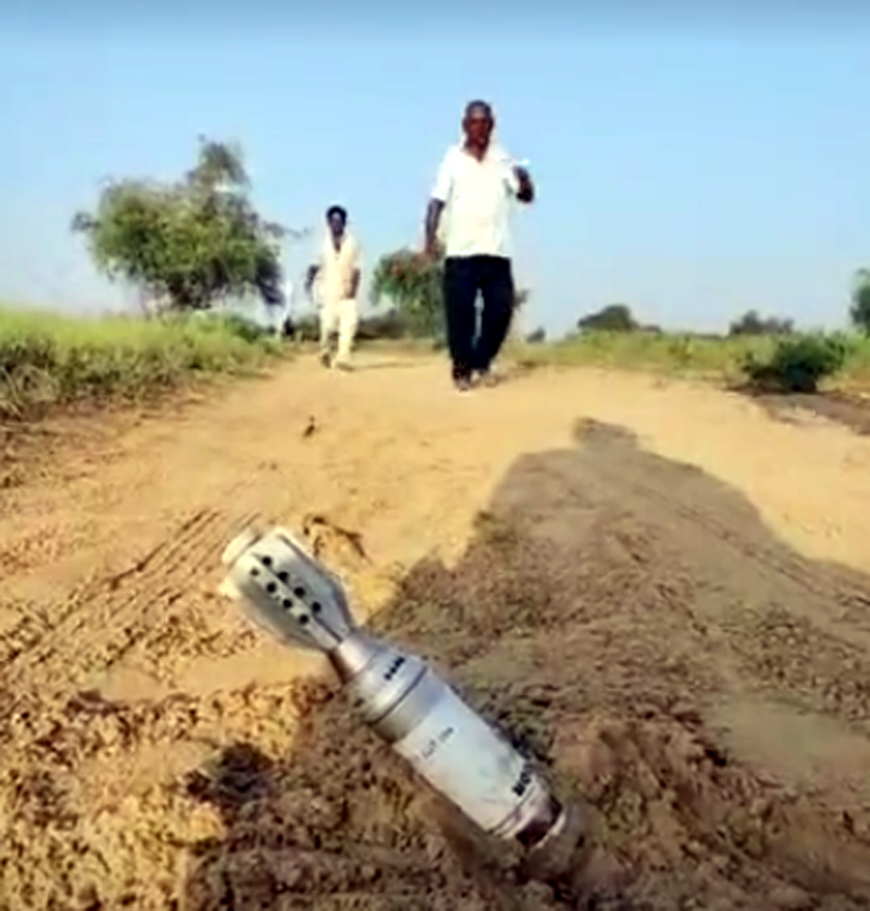 जिंदा मोर्टार बम मिलने से दहशत के बाद मचा हड़कंप, सेना करेगी डिफ्यूज करने की कार्रवाई जिंदा मोर्टार बम मिलने से दहशत के बाद मचा हड़कंप, सेना करेगी डिफ्यूज करने की कार्रवाई