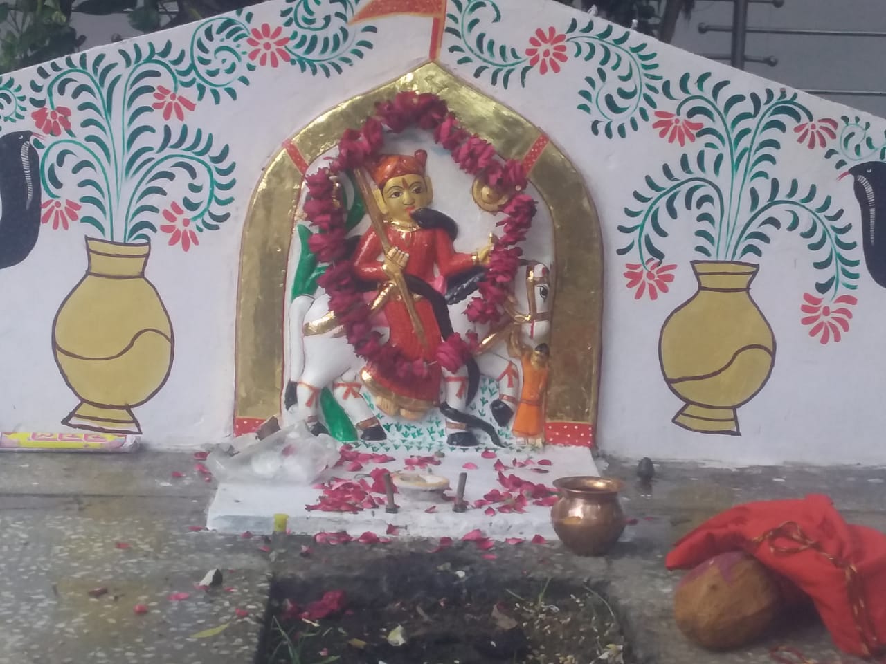 तेजा दशमी शुक्रवार को: फूलों से सजाया जा रहा है बाबा दरबार तेजा दशमी शुक्रवार को: फूलों से सजाया जा रहा है बाबा दरबार