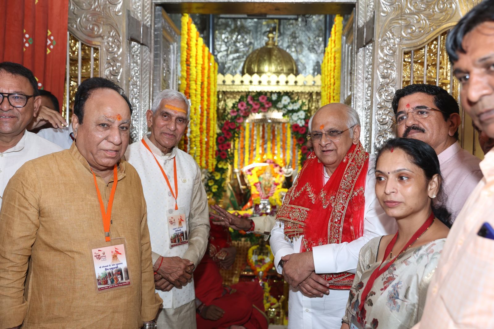 मेहसाणा जिले के ऊंझा में उमिया माता मंदिर में दर्शन करते हुए मुख्यमंत्री व अन्य गणमान्य अतिथि।