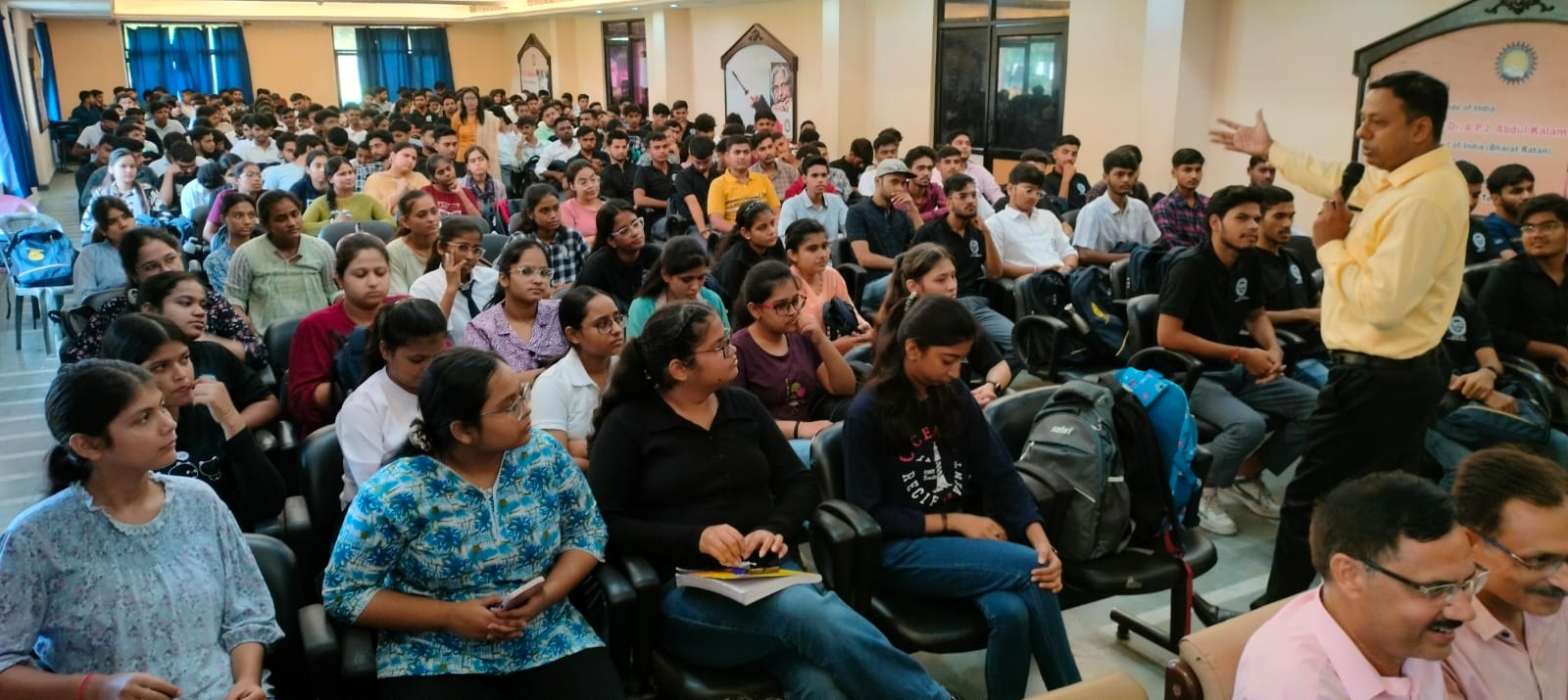 - मुरादाबाद इंस्टीट्यूट आफ टेक्नोलाजी में आर्ट आफ लिविंग संस्था द्वारा आयाेिजत मोटीवेशनल प्रोग्राम में संबाेधित करते वक्ता - मुरादाबाद इंस्टीट्यूट आफ टेक्नोलाजी में आर्ट आफ लिविंग संस्था द्वारा आयाेिजत मोटीवेशनल प्रोग्राम में संबाेधित करते वक्ता