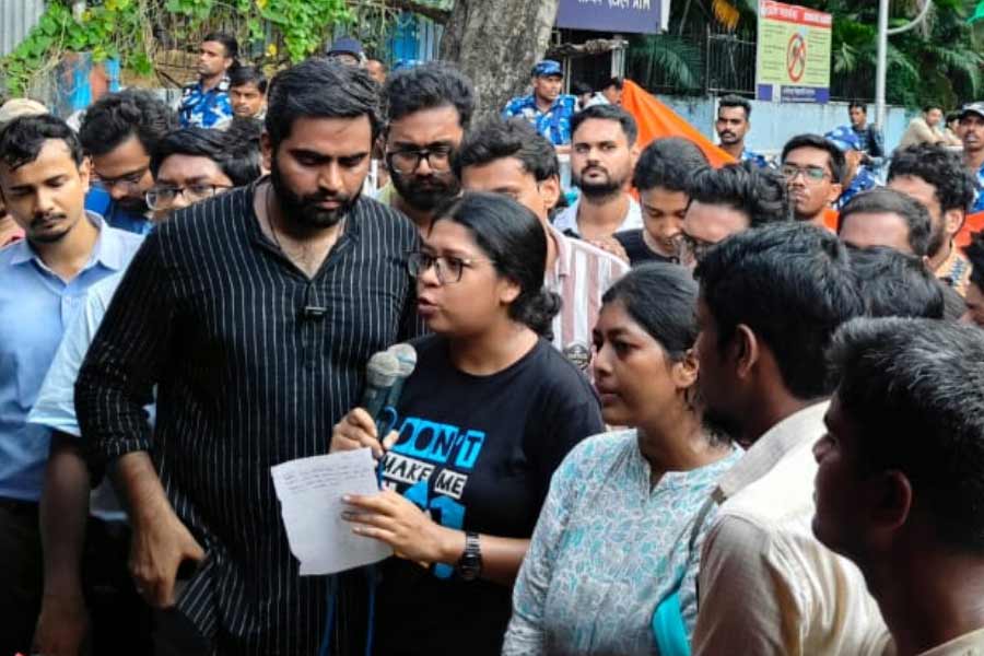 मीडिया से बात करते जूनियर डॉक्टर मीडिया से बात करते जूनियर डॉक्टर