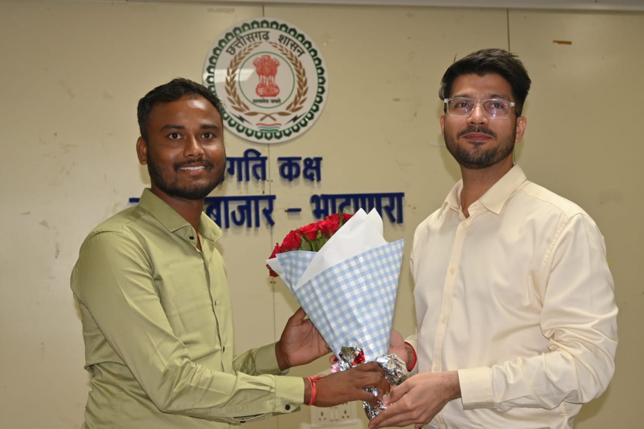 ड्रोन पायलट निखिल कन्नौजे ने कलेक्टर श्री सोनी से मुलाक़ात कर अपने अनुभव साझा किये ड्रोन पायलट निखिल कन्नौजे ने कलेक्टर श्री सोनी से मुलाक़ात कर अपने अनुभव साझा किये