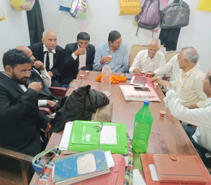बैठक में अधिवक्ता गण बैठक में अधिवक्ता गण