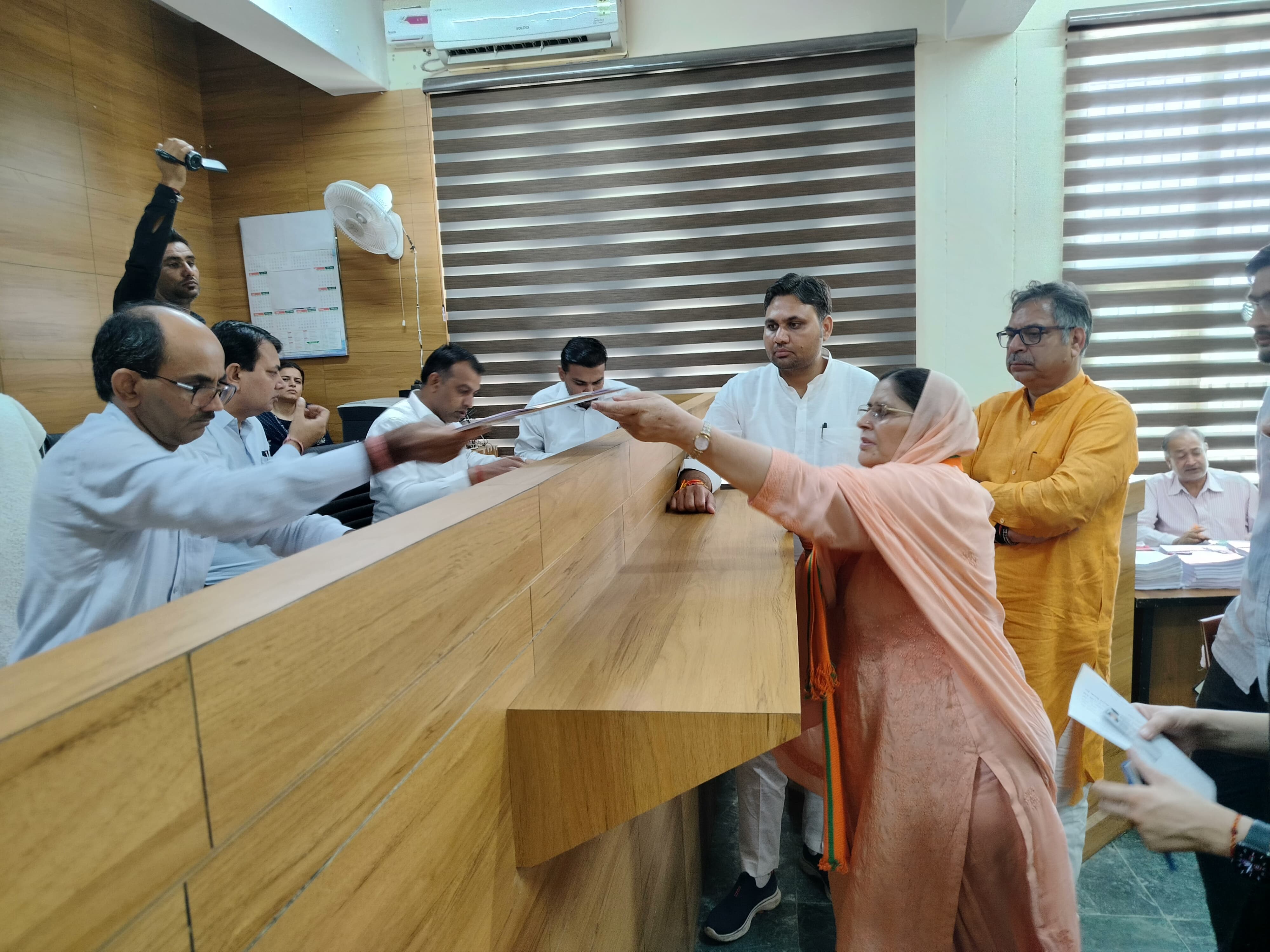 पूर्व मंत्री कमलेश ढांडा नामांकन पत्र दाखिल करते हुए पूर्व मंत्री कमलेश ढांडा नामांकन पत्र दाखिल करते हुए