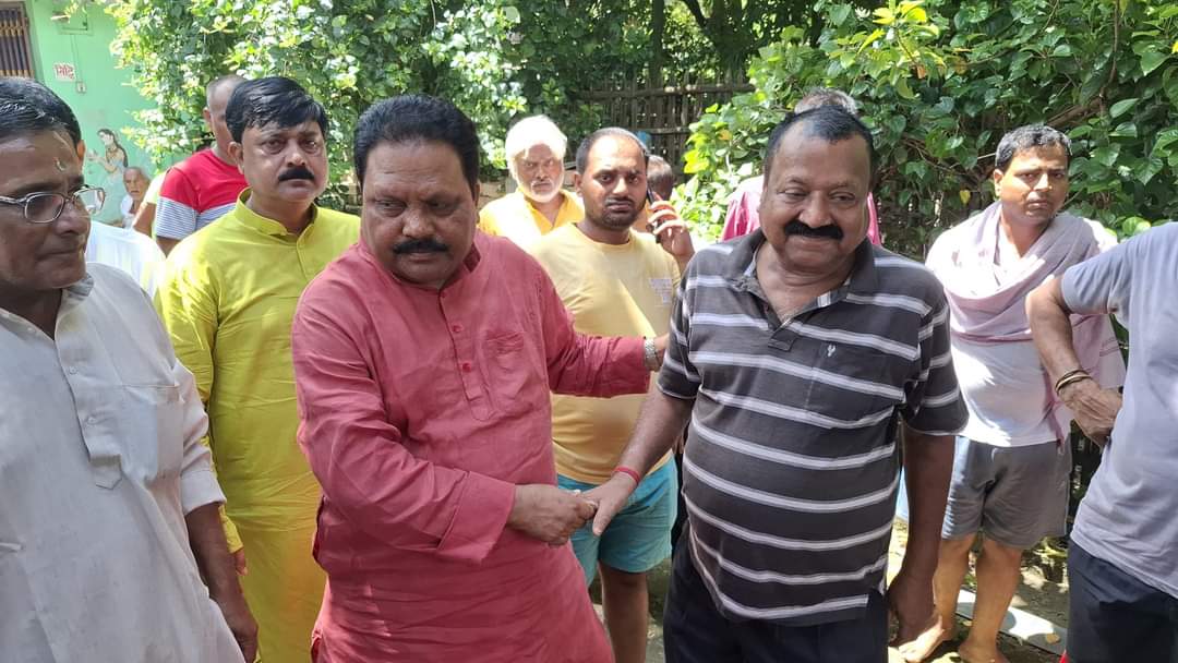 अररिया फोटो:एमपी श्रद्धांजलि और परिजनों को ढांढस बांधते अररिया फोटो:एमपी श्रद्धांजलि और परिजनों को ढांढस बांधते