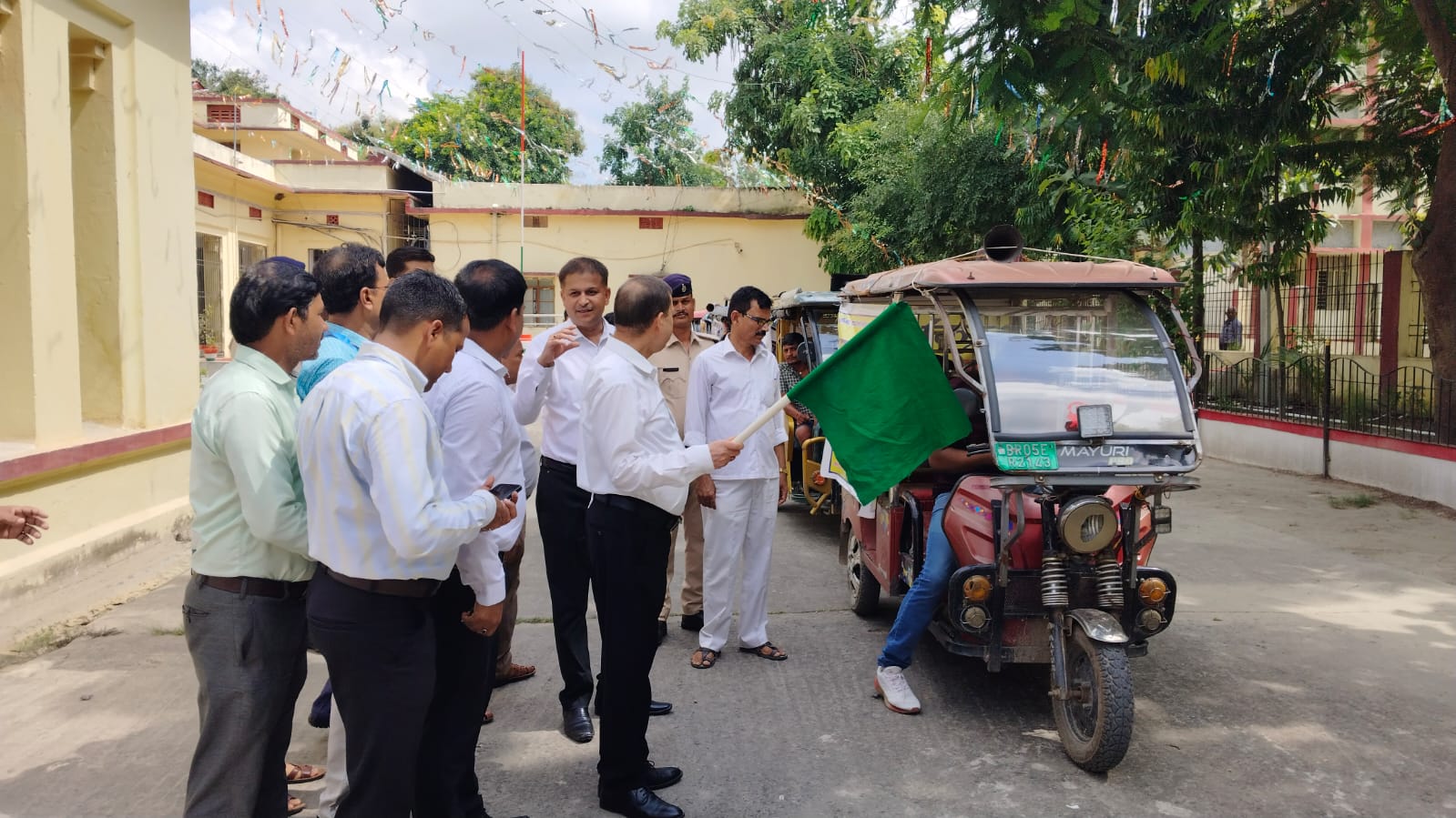 न्याय रथ को रवाना करते जिला जज न्याय रथ को रवाना करते जिला जज