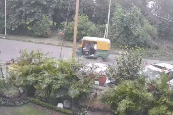 ऑटो में सवार हो मौके से भागते हुए आरोपित ऑटो में सवार हो मौके से भागते हुए आरोपित