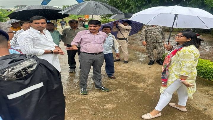 कलेक्टर ने तिघरा जलाशय की डाउन स्ट्रीम में बसे गाँवों का लिया जायजा