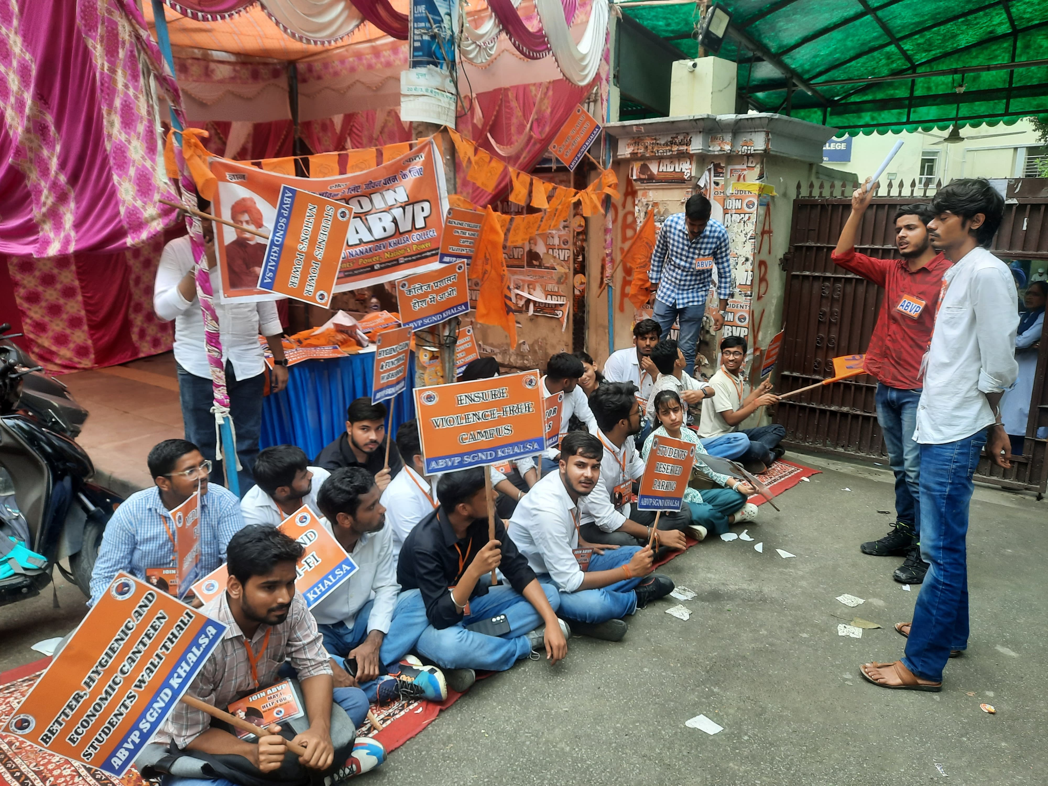 कॉलेजों में शैक्षणिक संबंधित विभिन्न समस्याओं को लेकर एबीवीपी ने किया प्रदर्शन