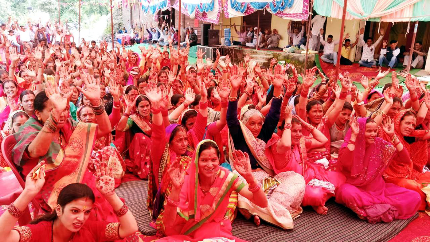 सात दिवसीय श्रीमद् भागवत पुराण ज्ञान यज्ञ में शामिल श्रद्धालु।