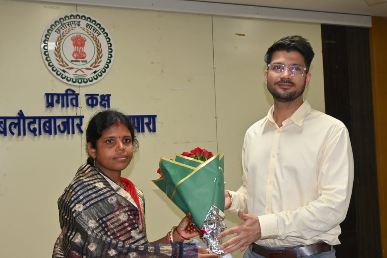 ड्रोन चलाने वाली निरुपा साहू एवं निखिल कन्नौजे ने कलेक्टर सोनी से मुलाक़ात कर अपने अनुभव साझा किये ड्रोन चलाने वाली निरुपा साहू एवं निखिल कन्नौजे ने कलेक्टर सोनी से मुलाक़ात कर अपने अनुभव साझा किये