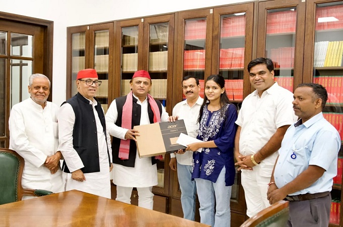 अखिलेश यादव छात्रा काे भेंट करते लैपटॉप अखिलेश यादव छात्रा काे भेंट करते लैपटॉप