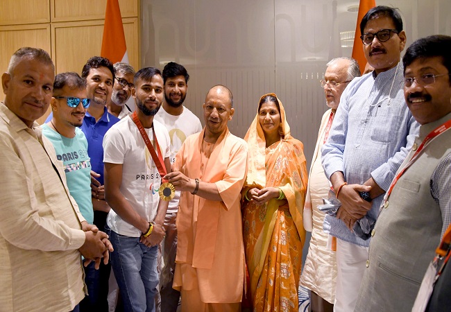 पेरिस पैरालंपिक में गोल्ड मेडल जीतने वाले खिलाड़ी प्रवीण कुमार से भेंट करते सीएम योगी पेरिस पैरालंपिक में गोल्ड मेडल जीतने वाले खिलाड़ी प्रवीण कुमार से भेंट करते सीएम योगी