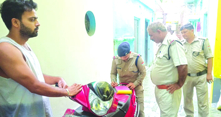 चालानी कार्यवाही करते हुए चालानी कार्यवाही करते हुए