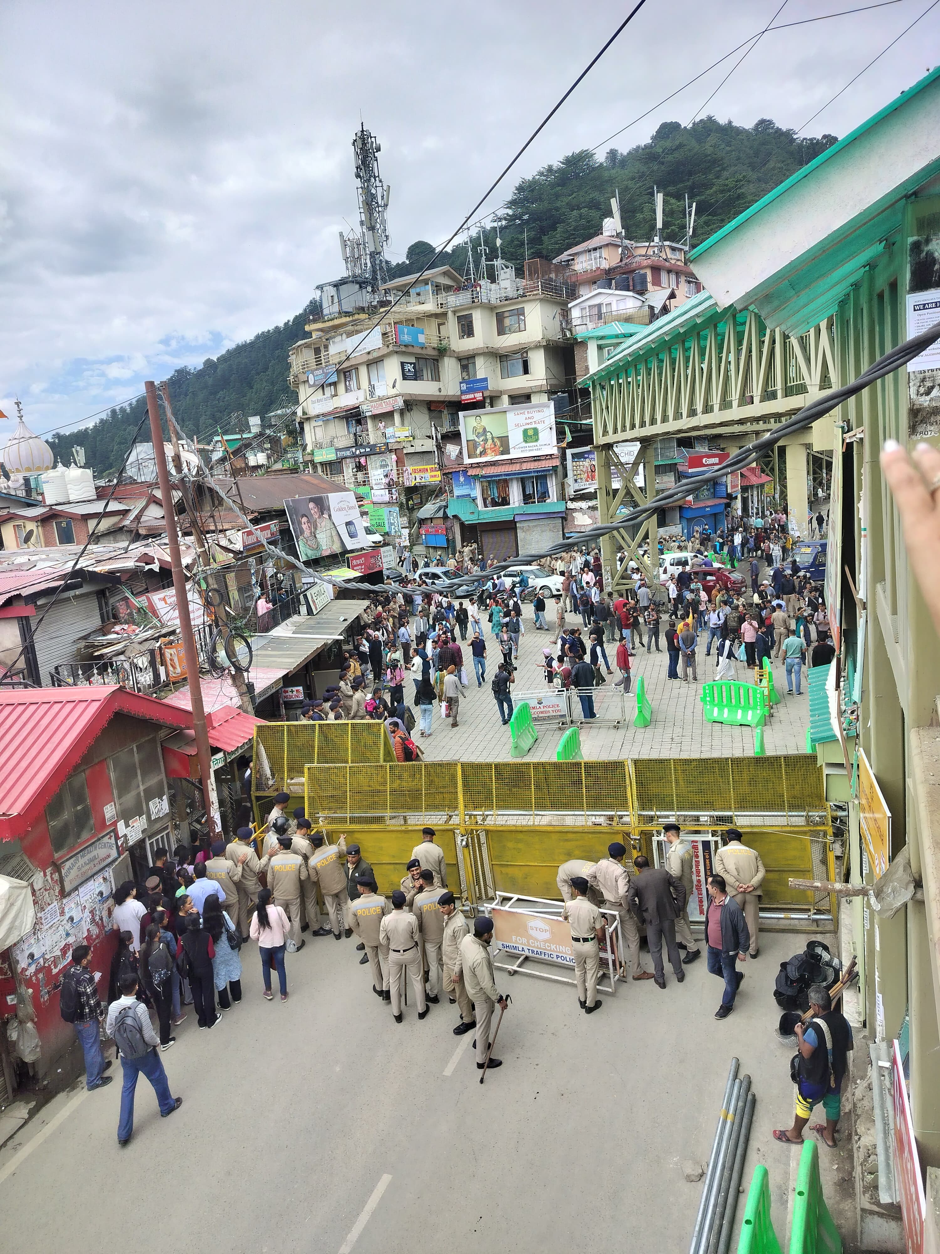 संजौली में तैनात पुलिस दल संजौली में तैनात पुलिस दल