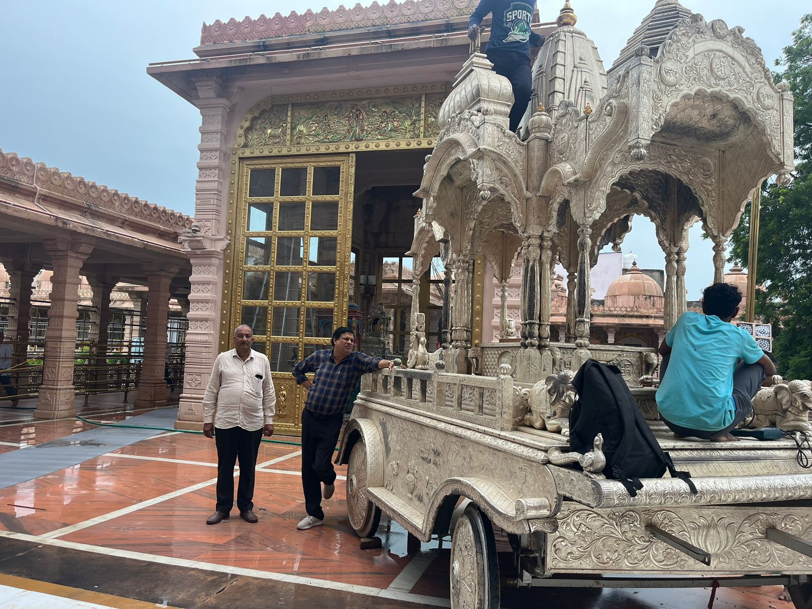 चित्तौड़गढ़ जिले के सांवलियाजी में जलझूलनी एकादशी मेले को लेकर चांदी के रथ का हुआ रख रखाव। चित्तौड़गढ़ जिले के सांवलियाजी में जलझूलनी एकादशी मेले को लेकर चांदी के रथ का हुआ रख रखाव।