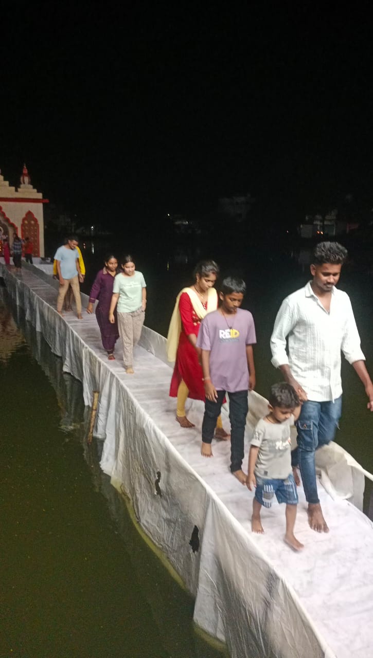 बनिया तालाब में श्रीगणेश का दर्शन करके लौटते हुए श्रध्दालु।