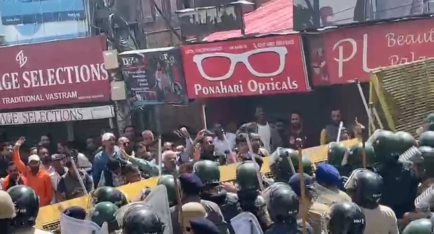 शिमला में प्रदर्शनकारियों और पुलिस में टकराव शिमला में प्रदर्शनकारियों और पुलिस में टकराव