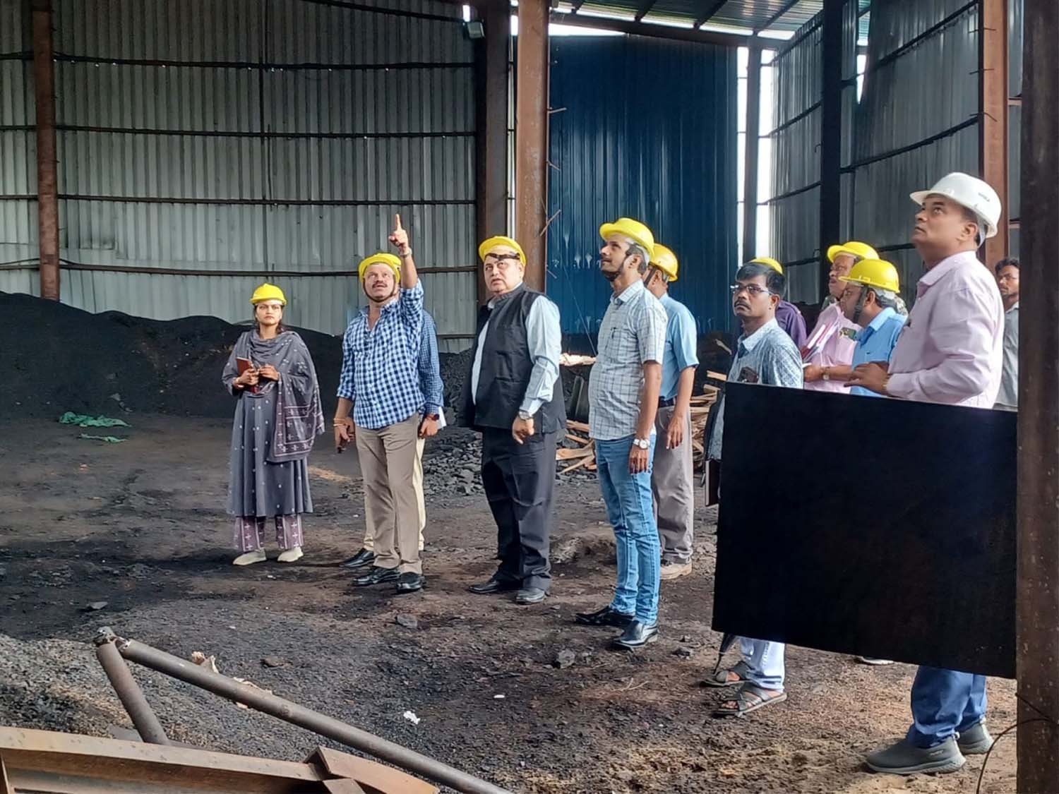 एलुमिना प्लांट में सुरक्षा मानकों की जांच करते अधिकारी एलुमिना प्लांट में सुरक्षा मानकों की जांच करते अधिकारी