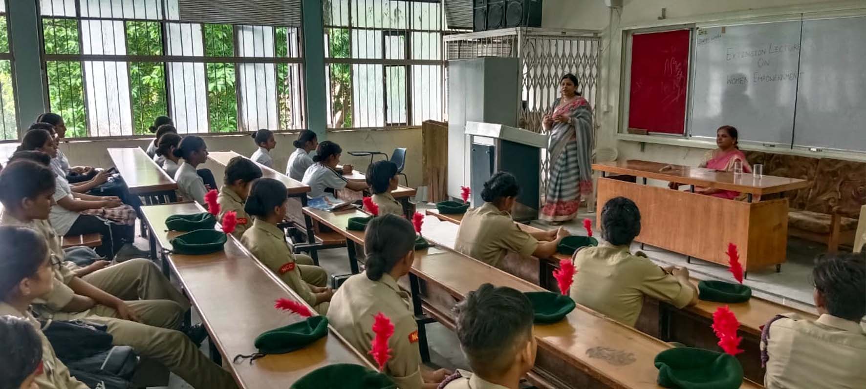 कैडेट्स को संबोधित करते डॉ. नेहा बिश्नोई। कैडेट्स को संबोधित करते डॉ. नेहा बिश्नोई।