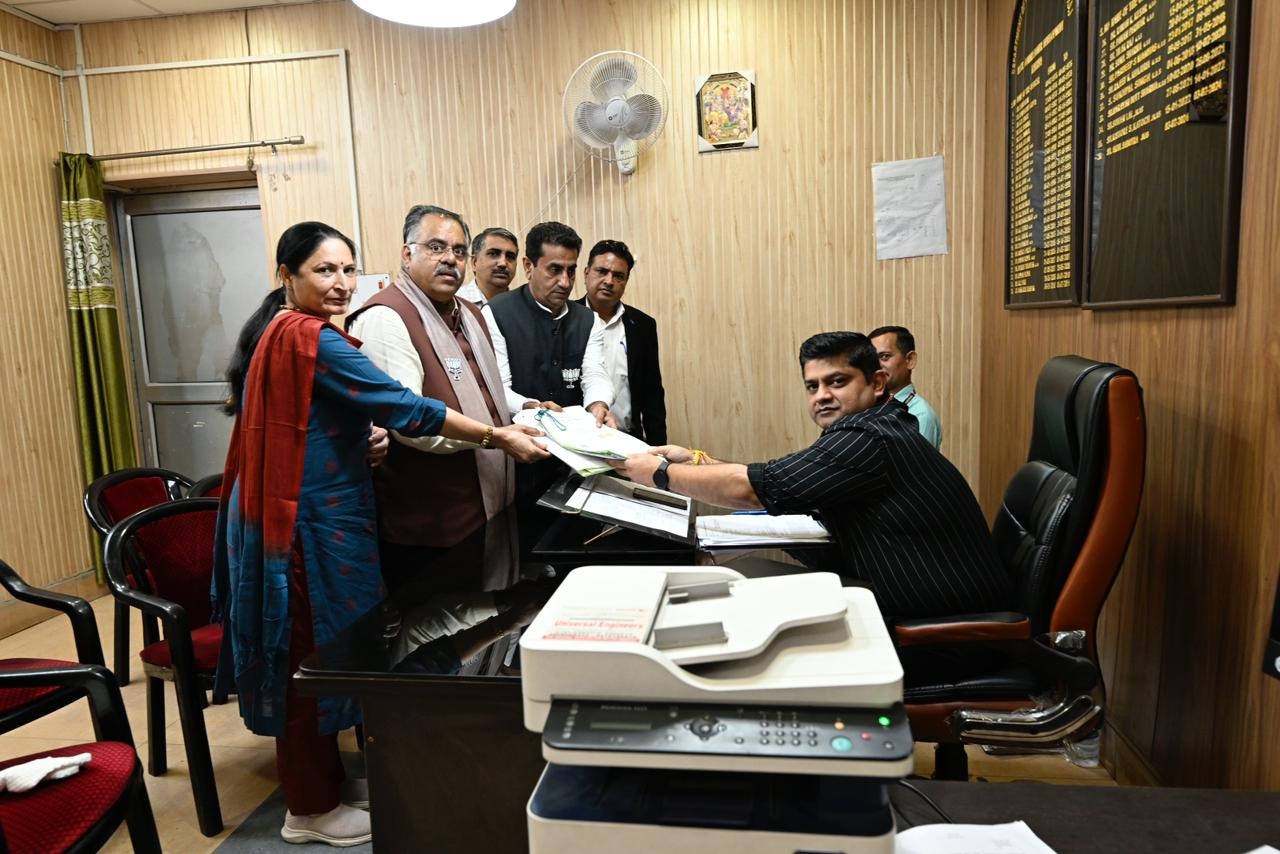 राजीव जसरोटिया ने जसरोटा सीट से और गारू राम भगत ने सुचेतगढ़ सीट से नामांकन भरा राजीव जसरोटिया ने जसरोटा सीट से और गारू राम भगत ने सुचेतगढ़ सीट से नामांकन भरा