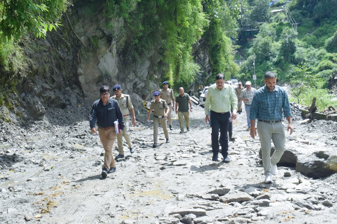 केदार घाटी का निरीक्षण करते गढ़वाल कमिश्नर एवं मुख्यमंत्री सचिव विनय शंकर पांडेय तथा आपदा सचिव विनोद सुमन व अन्य। केदार घाटी का निरीक्षण करते गढ़वाल कमिश्नर एवं मुख्यमंत्री सचिव विनय शंकर पांडेय तथा आपदा सचिव विनोद सुमन व अन्य।