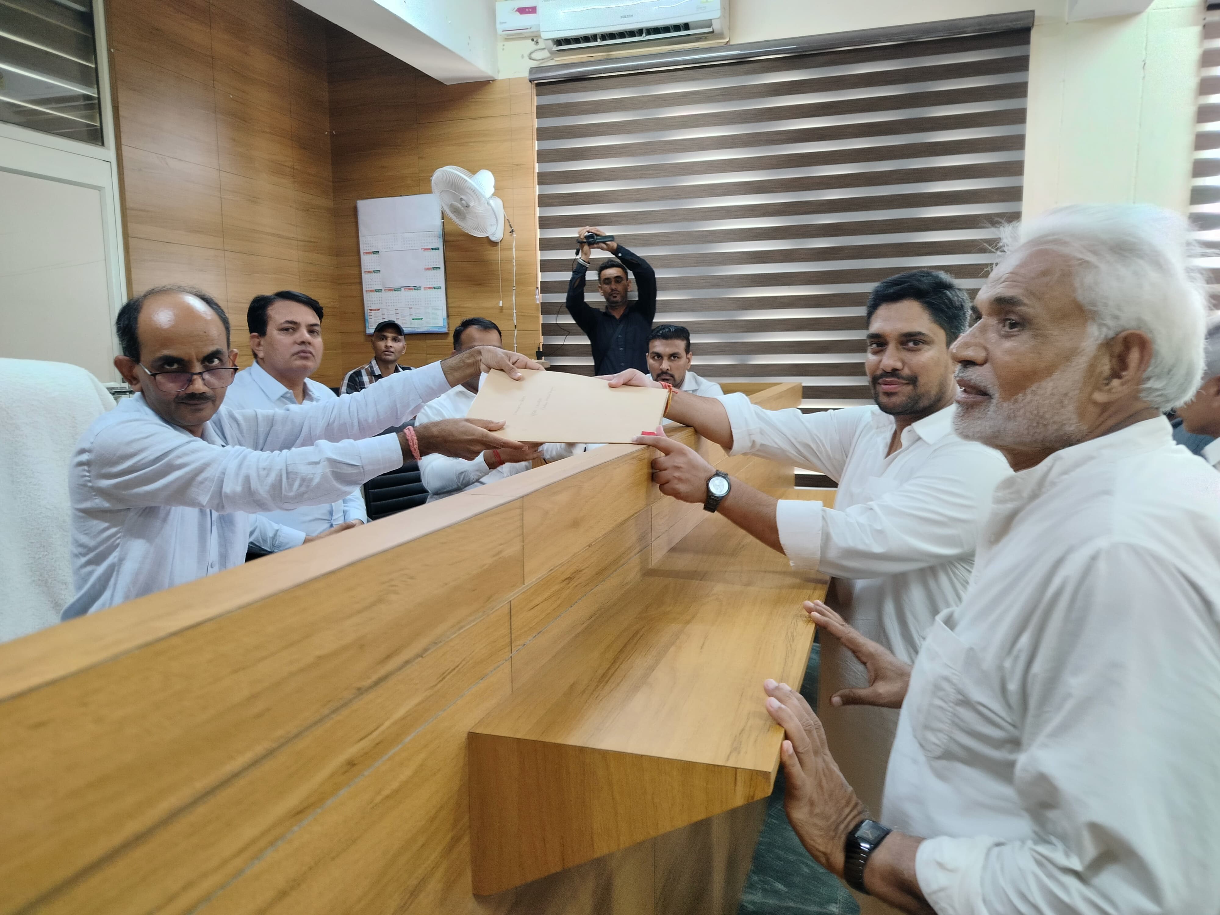 बेटे विकास के साथ हिसार के सांसद जयप्रकाश नामांकन पत्र दाखिल करते हुए बेटे विकास के साथ हिसार के सांसद जयप्रकाश नामांकन पत्र दाखिल करते हुए