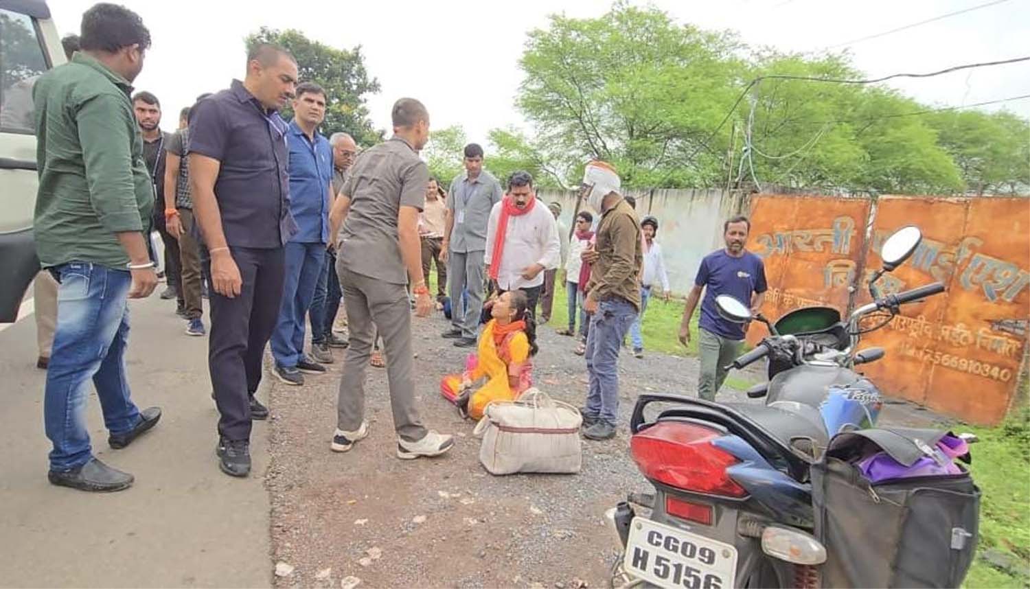 उपमुख्यमंत्री विजय शर्मा ने घायल व्यक्ति को सहायता करते उपमुख्यमंत्री विजय शर्मा ने घायल व्यक्ति को सहायता करते