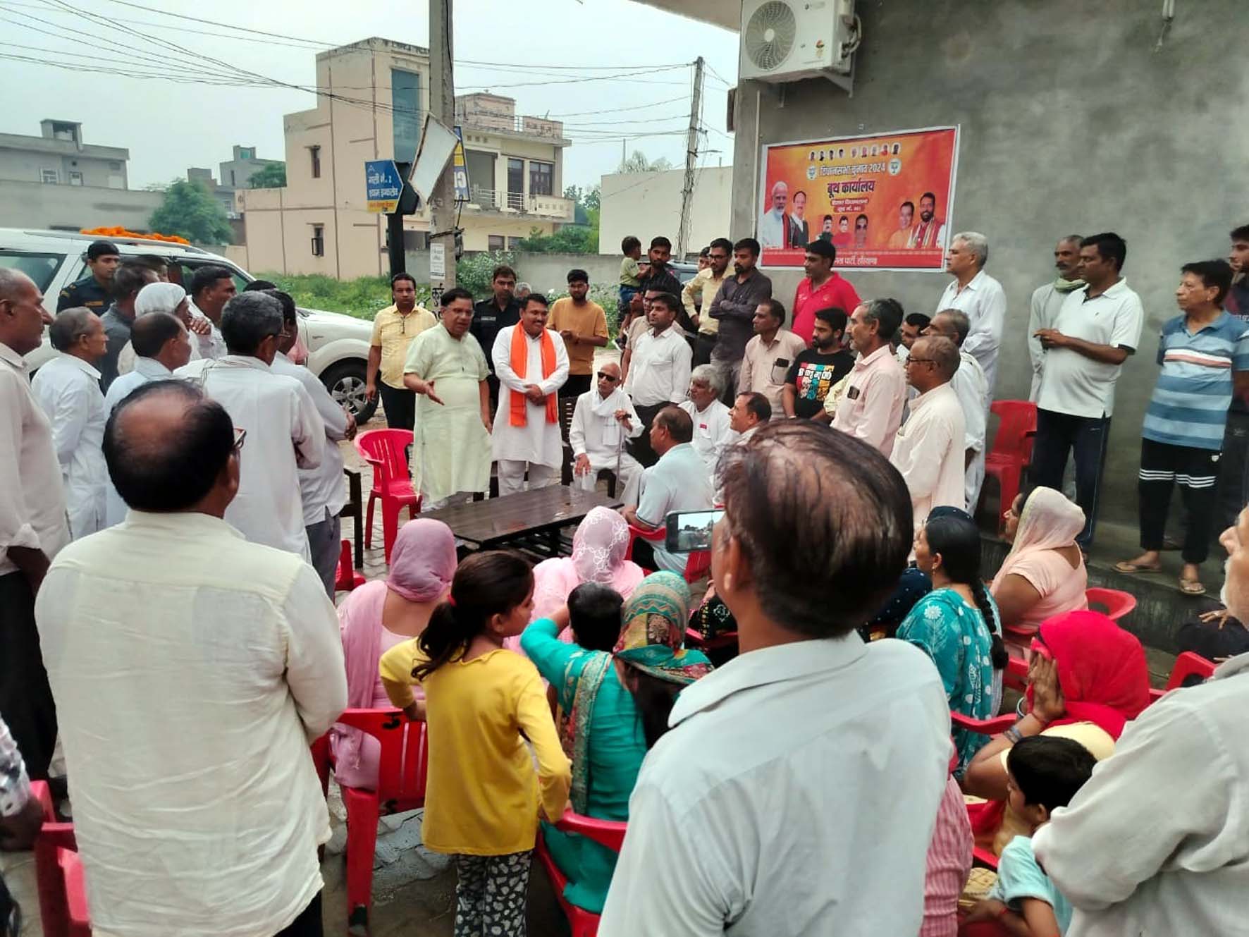 जनसंपर्क अभियान के दौरान लोगों को संबोधित करते भाजपा प्रत्याशी डॉ. कमल गुप्ता। जनसंपर्क अभियान के दौरान लोगों को संबोधित करते भाजपा प्रत्याशी डॉ. कमल गुप्ता।
