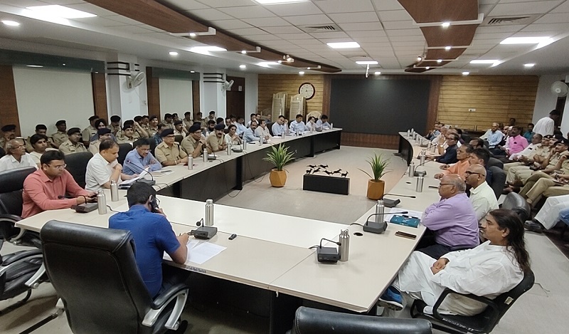 झांकियों और अखाड़ा संचालकों की बैठक झांकियों और अखाड़ा संचालकों की बैठक