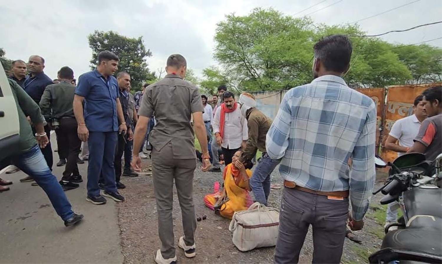 उपमुख्यमंत्री विजय शर्मा अपने गाड़ी में घायलाें काे बैठाया उपमुख्यमंत्री विजय शर्मा अपने गाड़ी में घायलाें काे बैठाया