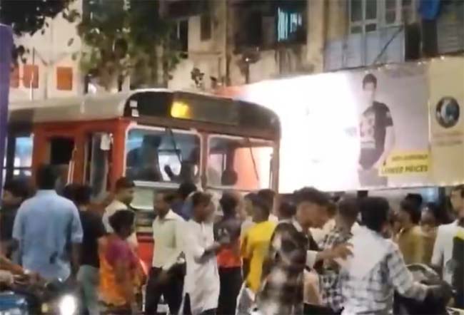 लालबाग में बेस्ट बस ने महिला को कुचला, स्थानीय नागरिक संतप्त लालबाग में बेस्ट बस ने महिला को कुचला, स्थानीय नागरिक संतप्त