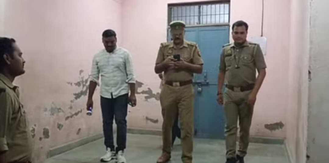 घटनास्थल पर पहुंची पुलिस घटनास्थल पर पहुंची पुलिस