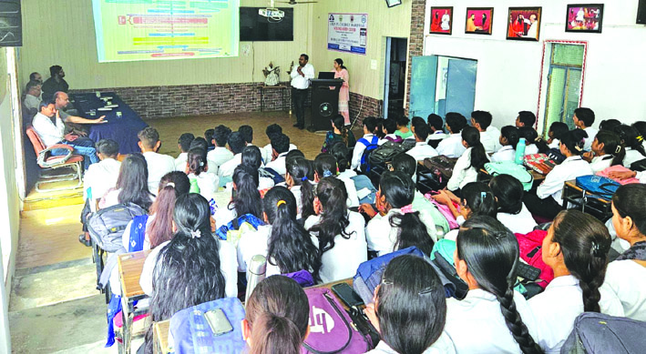 कैरियर काउंसिलिग कार्यक्रम के दौरान कैरियर काउंसिलिग कार्यक्रम के दौरान