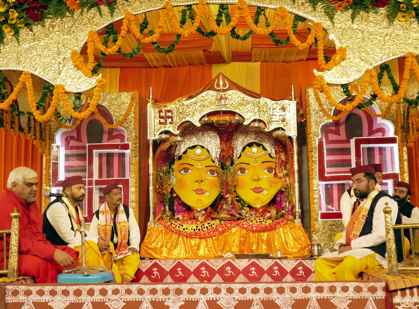 नयना देवी मंदिर में पंडाल में सजीं माता नंदा-सुनंदा। नयना देवी मंदिर में पंडाल में सजीं माता नंदा-सुनंदा।