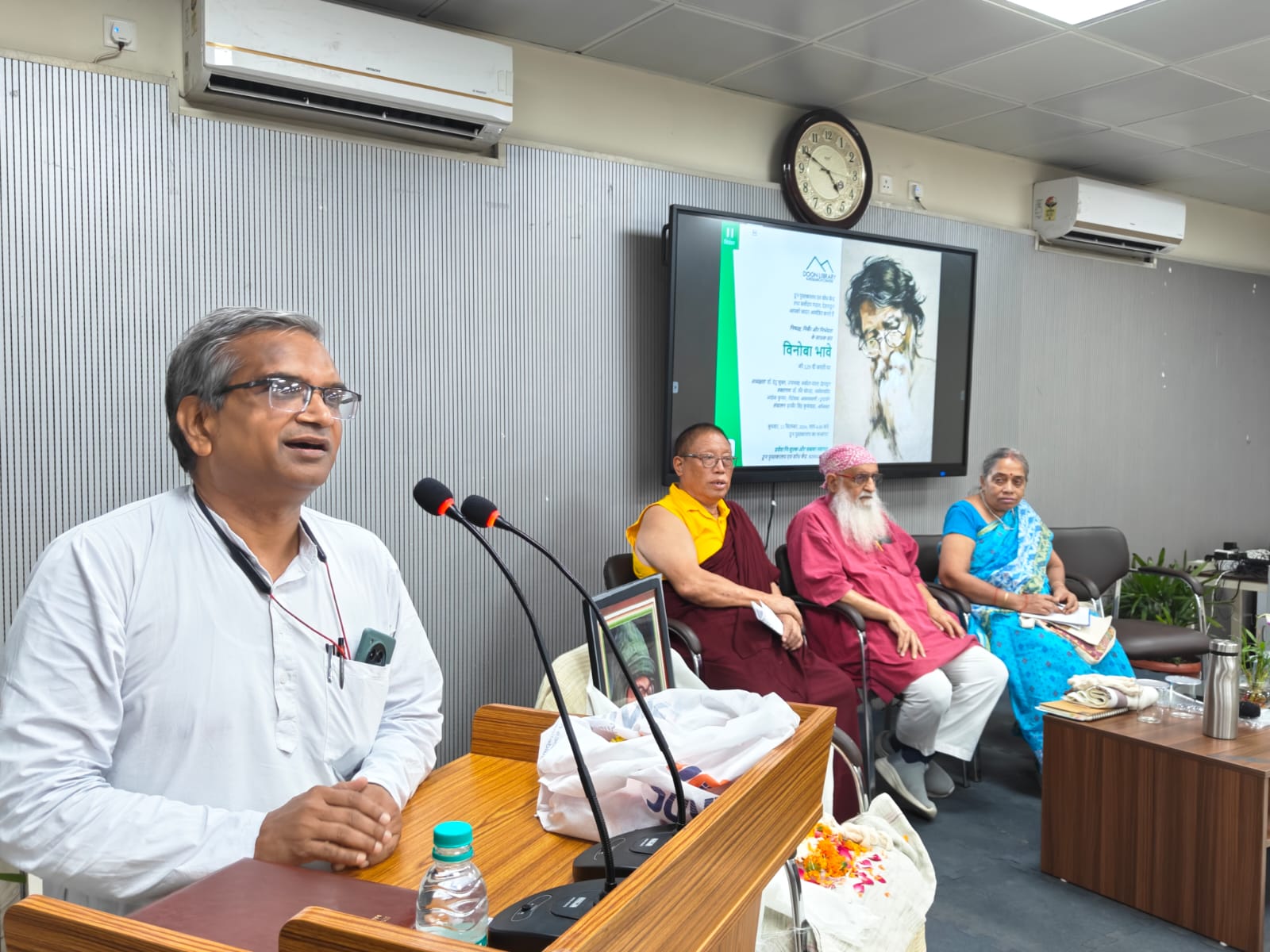 सर्वाेदय और विनोबा पर विचार रखते वक्ता। सर्वाेदय और विनोबा पर विचार रखते वक्ता।