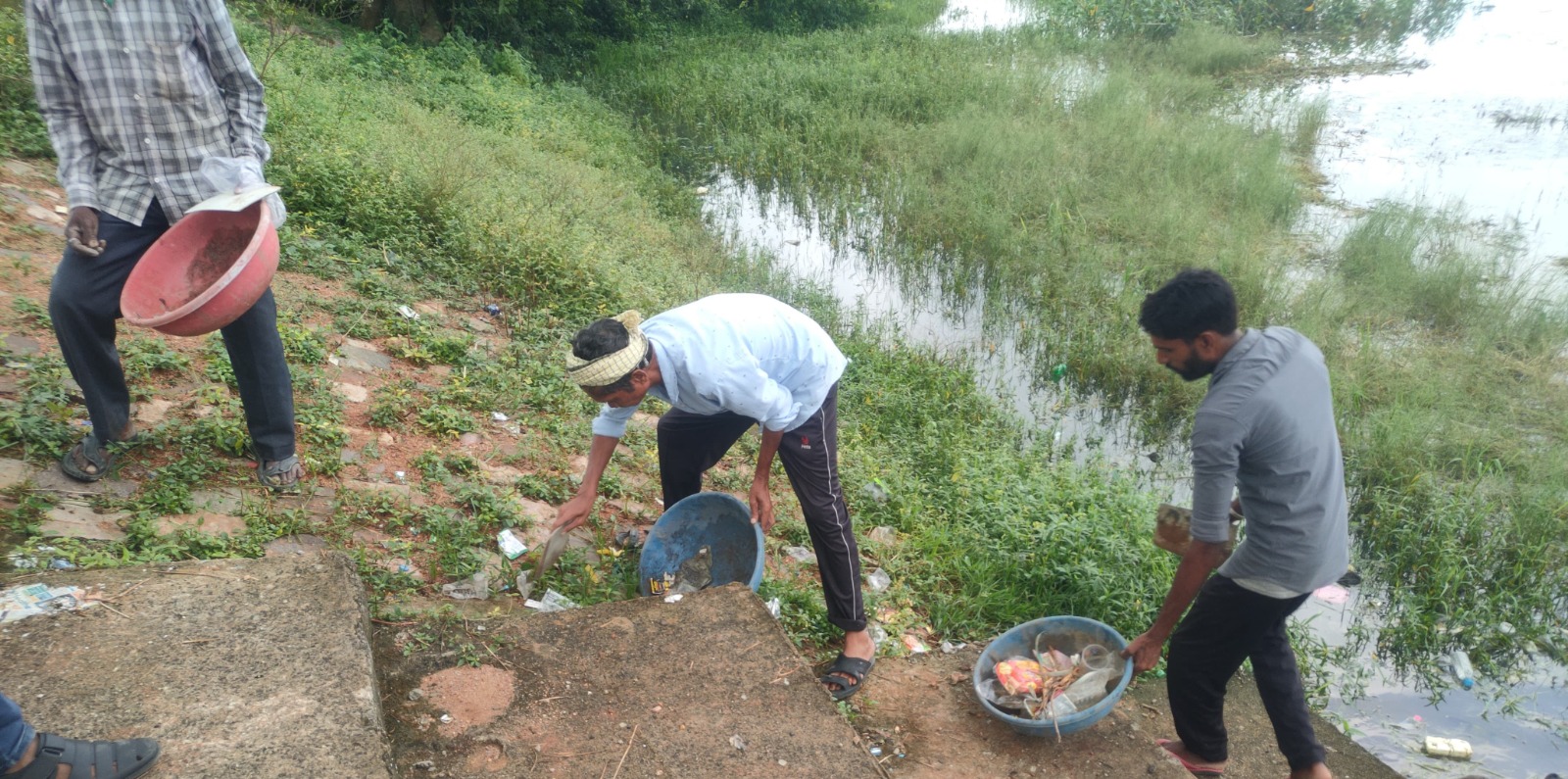 स्वच्छ भारत मिशन के तहत सार्वजनिक स्थलों की सफाई करते हुए जनप्रतिनिधि व ग्रामीण। स्वच्छ भारत मिशन के तहत सार्वजनिक स्थलों की सफाई करते हुए जनप्रतिनिधि व ग्रामीण।