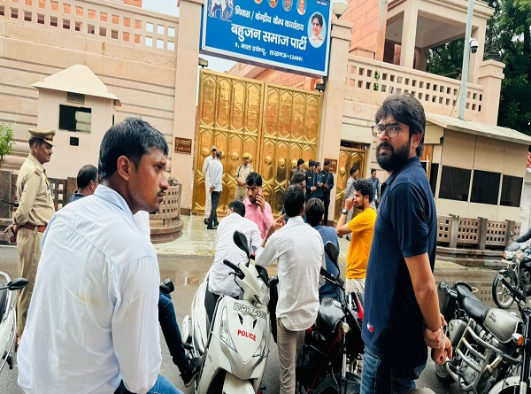 69 हजार शिक्षक भर्ती के अभ्यर्थी मायावती से मिलने आवास पहुंचे (फोटो) 69 हजार शिक्षक भर्ती के अभ्यर्थी मायावती से मिलने आवास पहुंचे (फोटो)