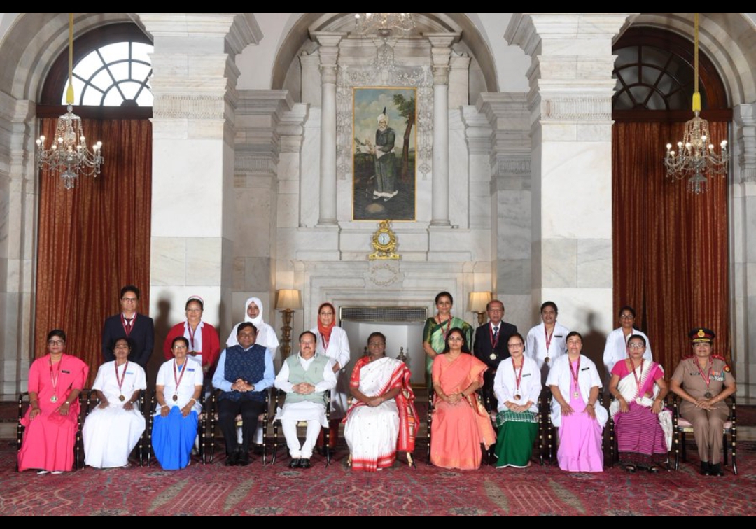 नर्सिंग कर्मियों के साथ द्रौपदी मुर्मू नर्सिंग कर्मियों के साथ द्रौपदी मुर्मू