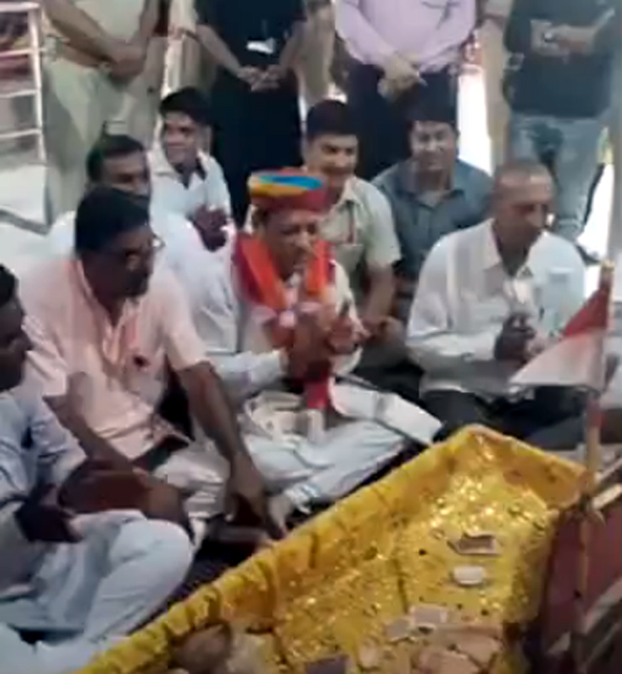 कैबिनेट मंत्री जोराराम कुमावत ने चढ़ायी बाबा रामदेव की समाधि पर चादर, दर्शन कर खुशहाली की कामना कैबिनेट मंत्री जोराराम कुमावत ने चढ़ायी बाबा रामदेव की समाधि पर चादर, दर्शन कर खुशहाली की कामना
