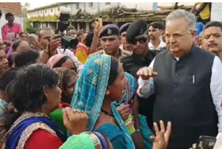 बाढ़पीड़ितों से विधानसभा अध्यक्ष रमन सिंह ने की चर्चा बाढ़पीड़ितों से विधानसभा अध्यक्ष रमन सिंह ने की चर्चा