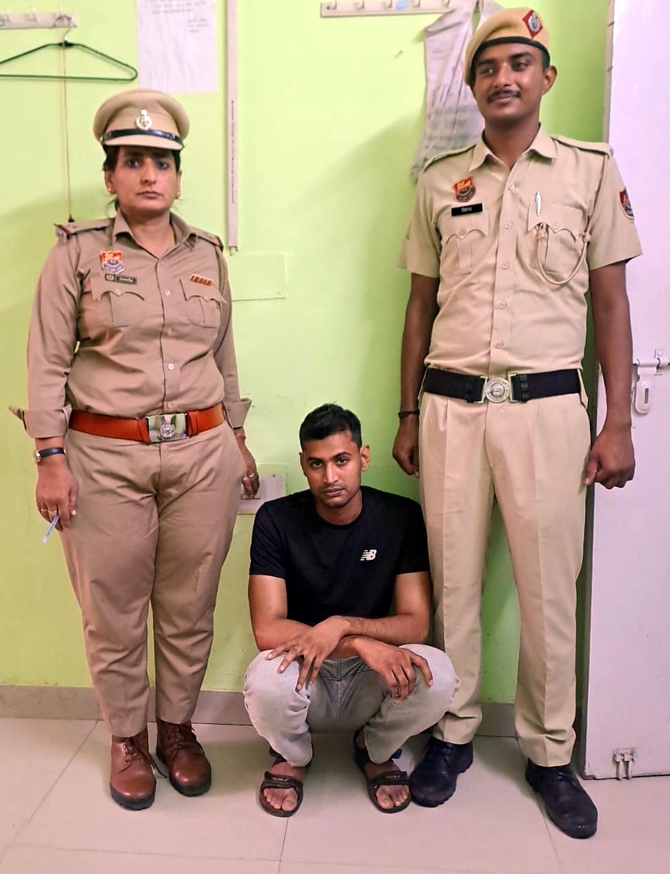 पुलिस द्वारा गिरफ्तार किया गया आरोपी पुलिस द्वारा गिरफ्तार किया गया आरोपी