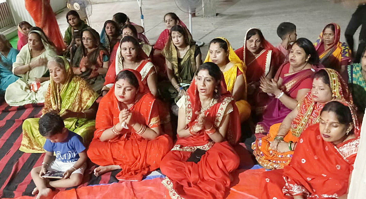 भजन करती महिलाएं भजन करती महिलाएं
