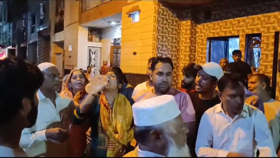 घटना स्थल पर जमा भीड़ घटना स्थल पर जमा भीड़