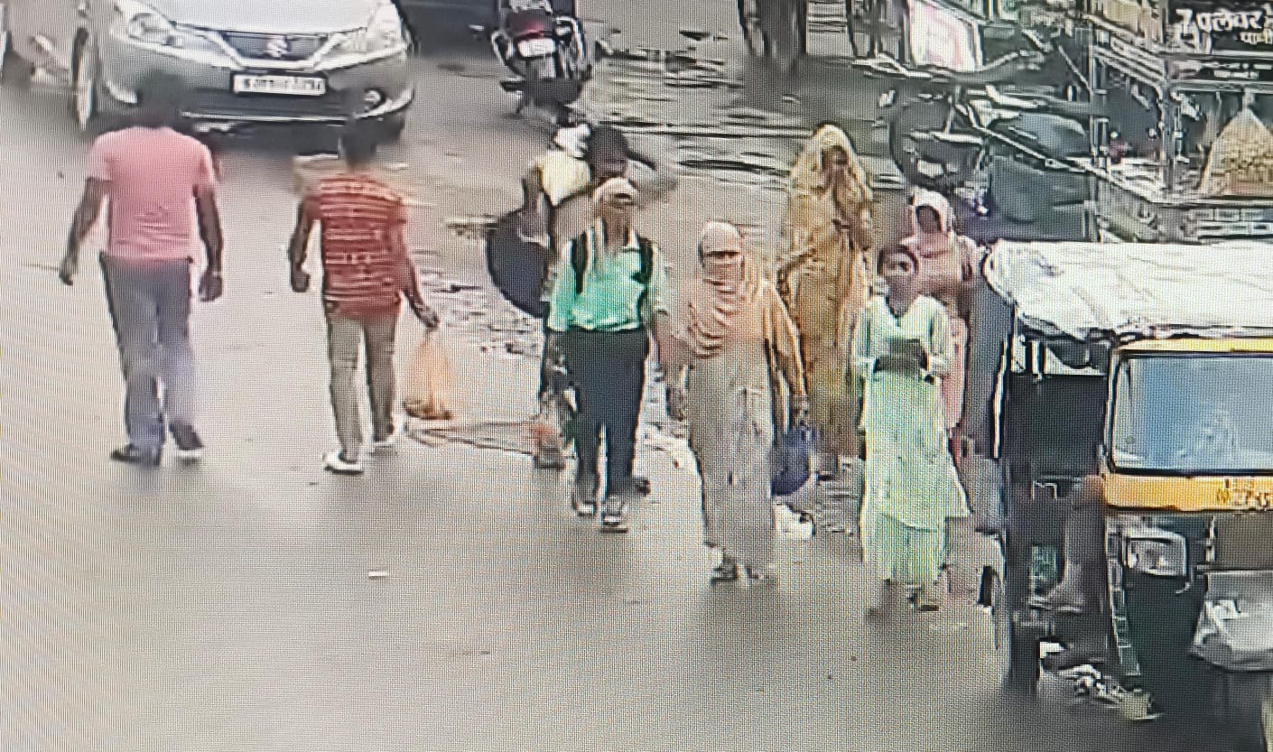 चित्तौड़गढ़ शहर में हुई चेन स्नेचिंग की वारदात के मामले में संदिग्ध महिलाओं का फुटेज। चित्तौड़गढ़ शहर में हुई चेन स्नेचिंग की वारदात के मामले में संदिग्ध महिलाओं का फुटेज।