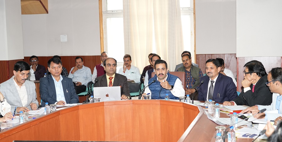 विक्रमादित्य सिंह अधिकारियों की बैठक लेते हुए विक्रमादित्य सिंह अधिकारियों की बैठक लेते हुए