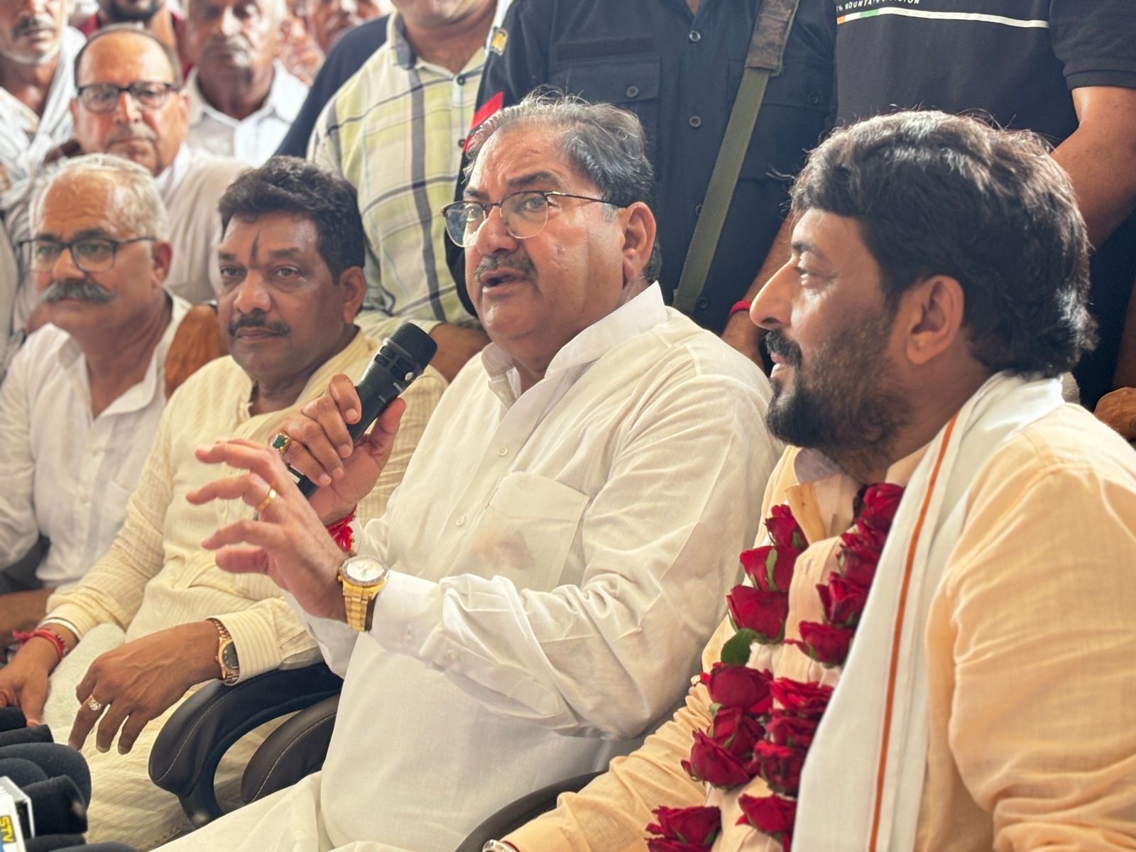 इनेलाे नेता अभया चाैटाला व हलाेपा सुप्रीमाें गाेपाल कांड सिरस में पत्रकाराें से बातचीत करते हुए इनेलाे नेता अभया चाैटाला व हलाेपा सुप्रीमाें गाेपाल कांड सिरस में पत्रकाराें से बातचीत करते हुए